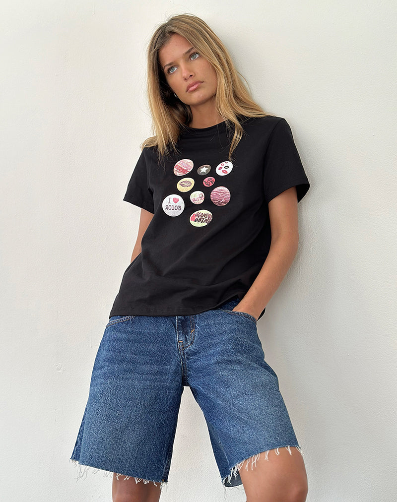 Image of Saki Tee in Schwarz mit Abzeichen Grafik