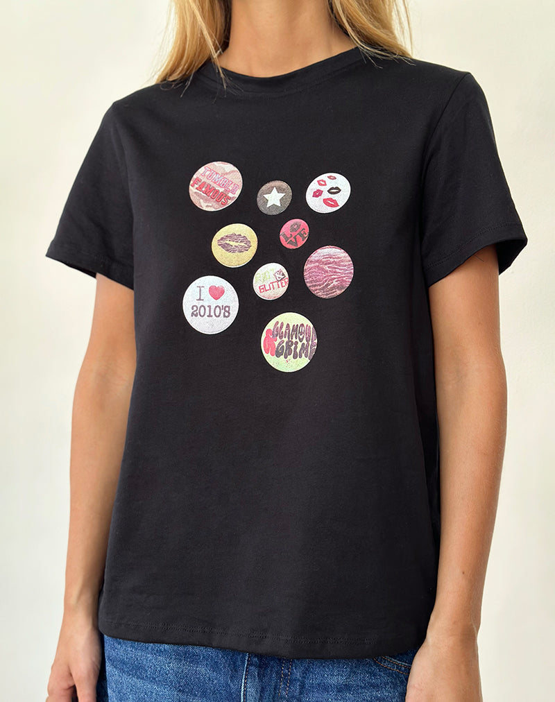Saki Tee in Schwarz mit Abzeichen-Grafik