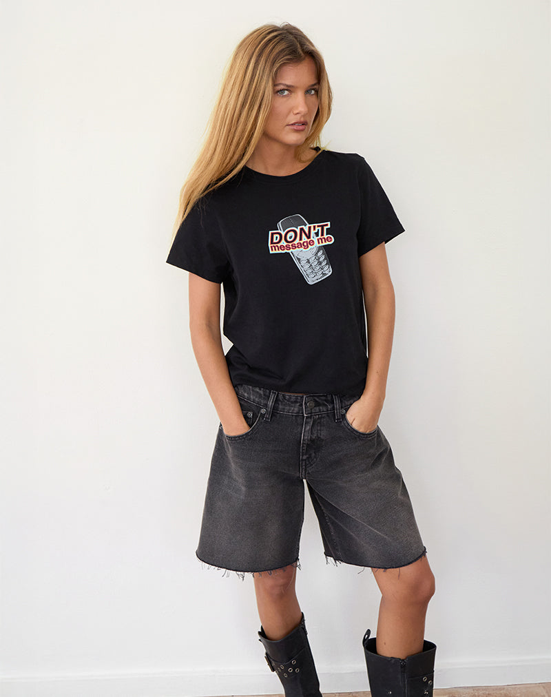 Image of Saki Tee in Schwarz mit Don't Message Me Grafik
