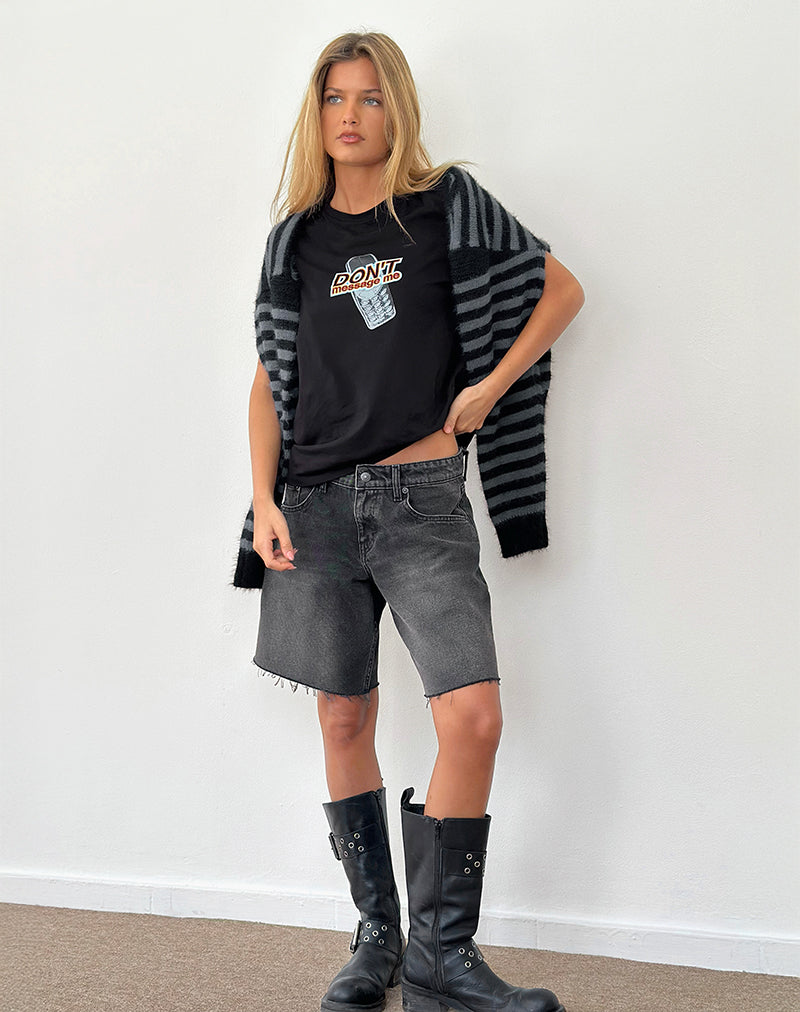 Image of Saki Tee in Schwarz mit Don't Message Me Grafik