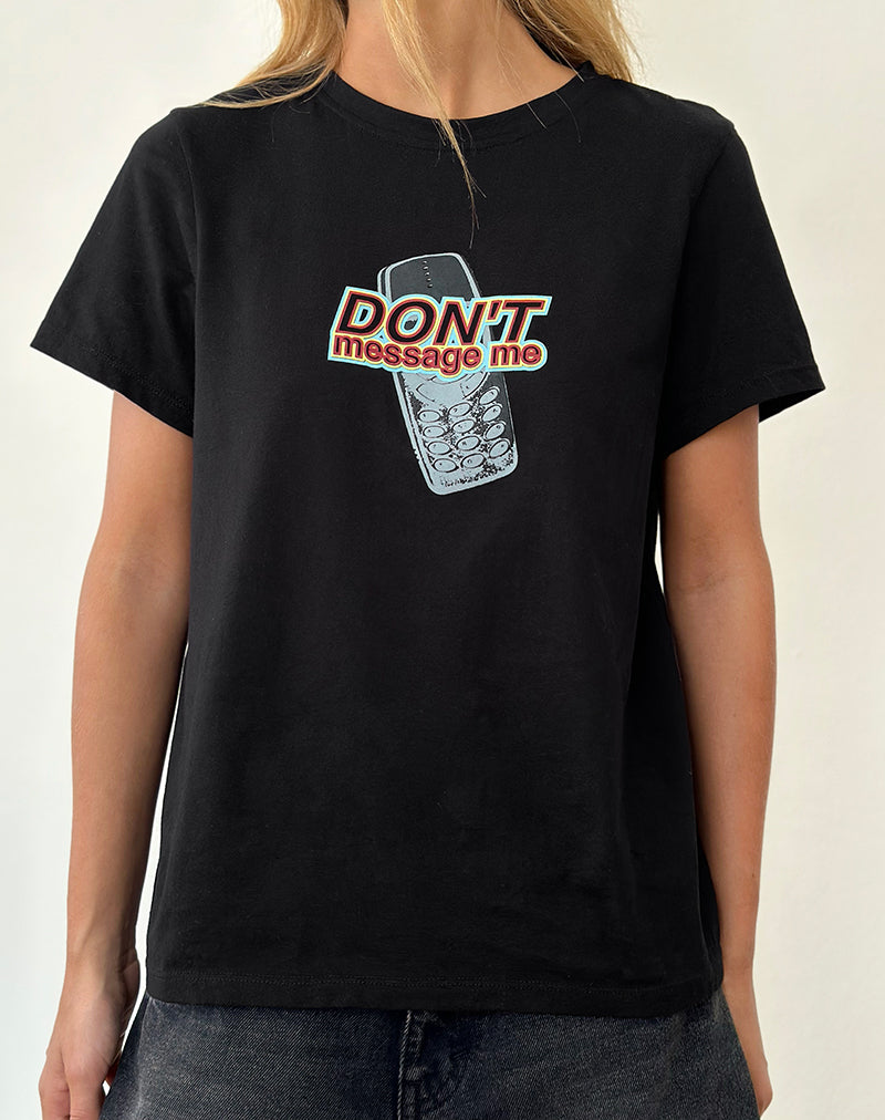 Image of Saki Tee in Schwarz mit Don't Message Me Grafik