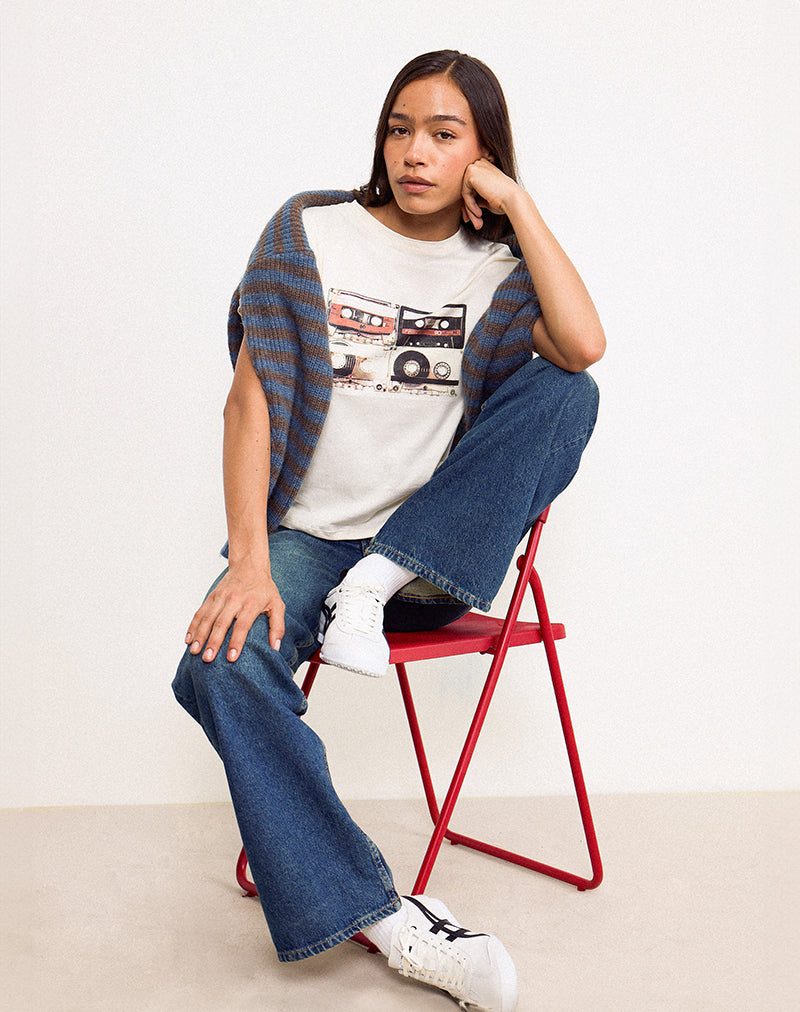 Bild von Saki Tee in Elfenbein mit Retro-Kassettenmotiv