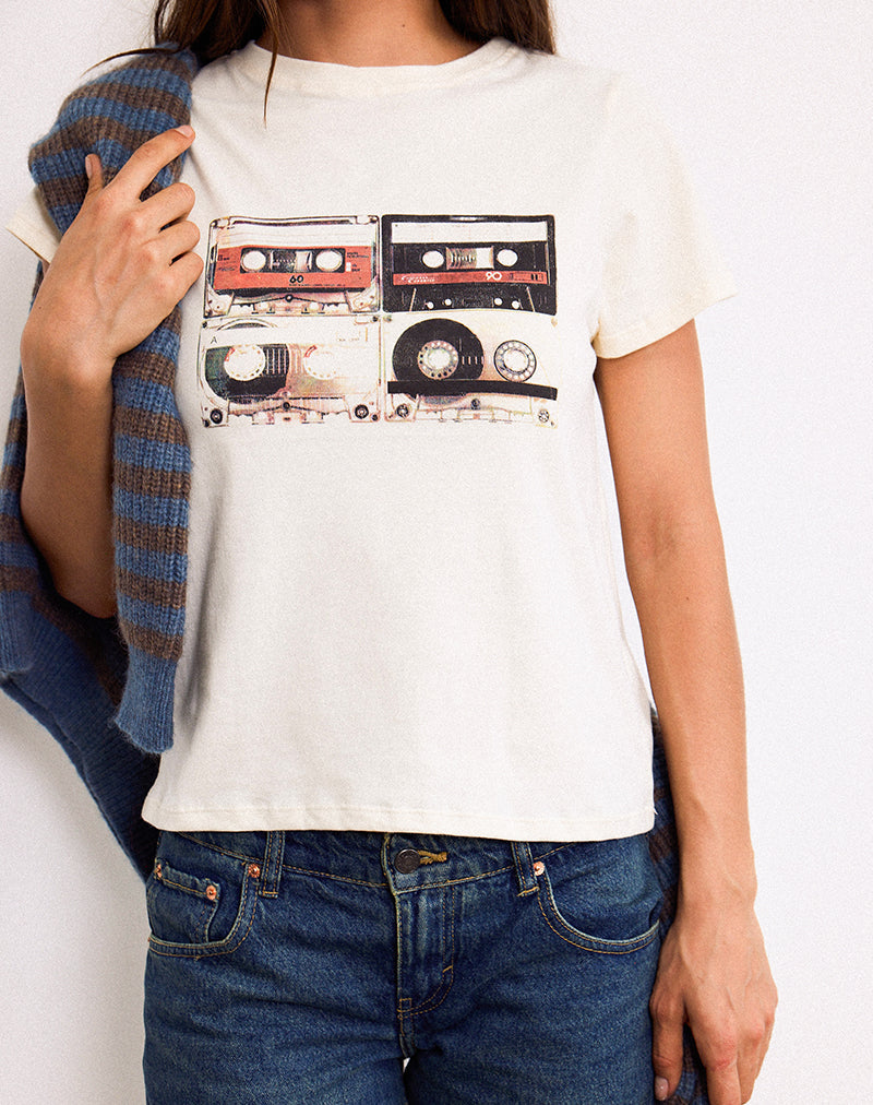 Bild von Saki Tee in Elfenbein mit Retro-Kassettenmotiv