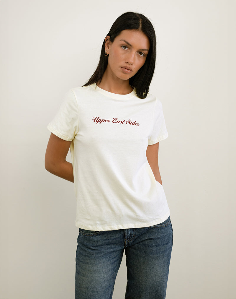 Saki Tee in Elfenbein mit Upper East Sider Druck