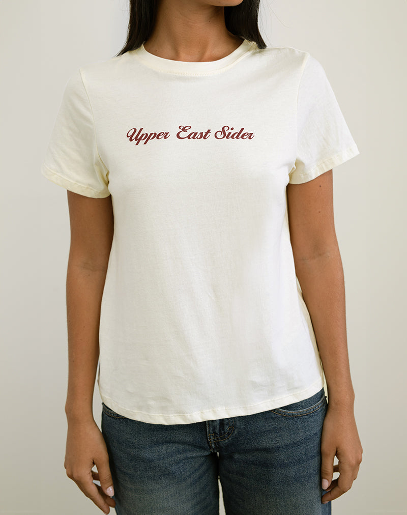 Bild von Saki Tee in Elfenbein mit Upper East Sider Druck