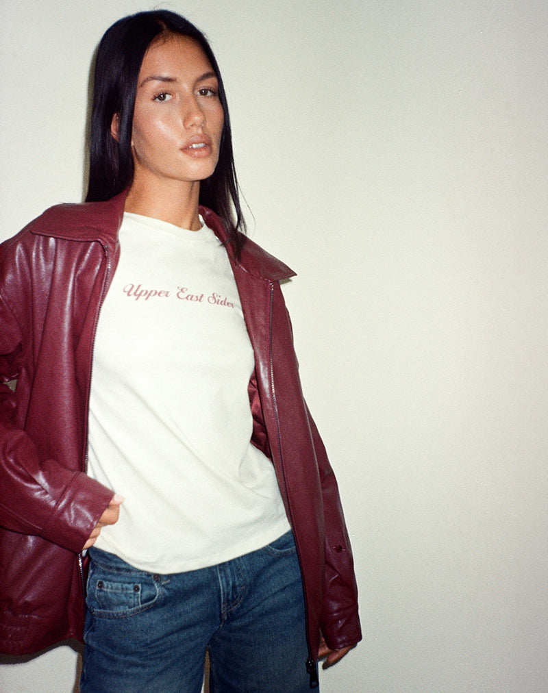 Bild von Saki Tee in Elfenbein mit Upper East Sider Druck