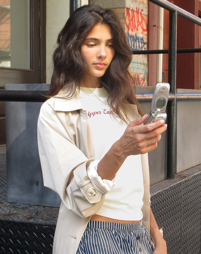 Bild von Saki Tee in Elfenbein mit Upper East Sider Druck