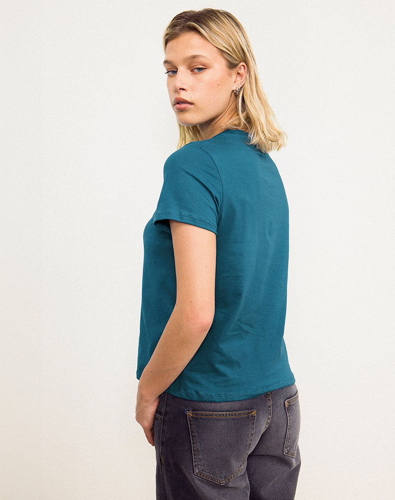 Bild von Saki Tee in mediterranem Blau mit She's Fantastic Slogan