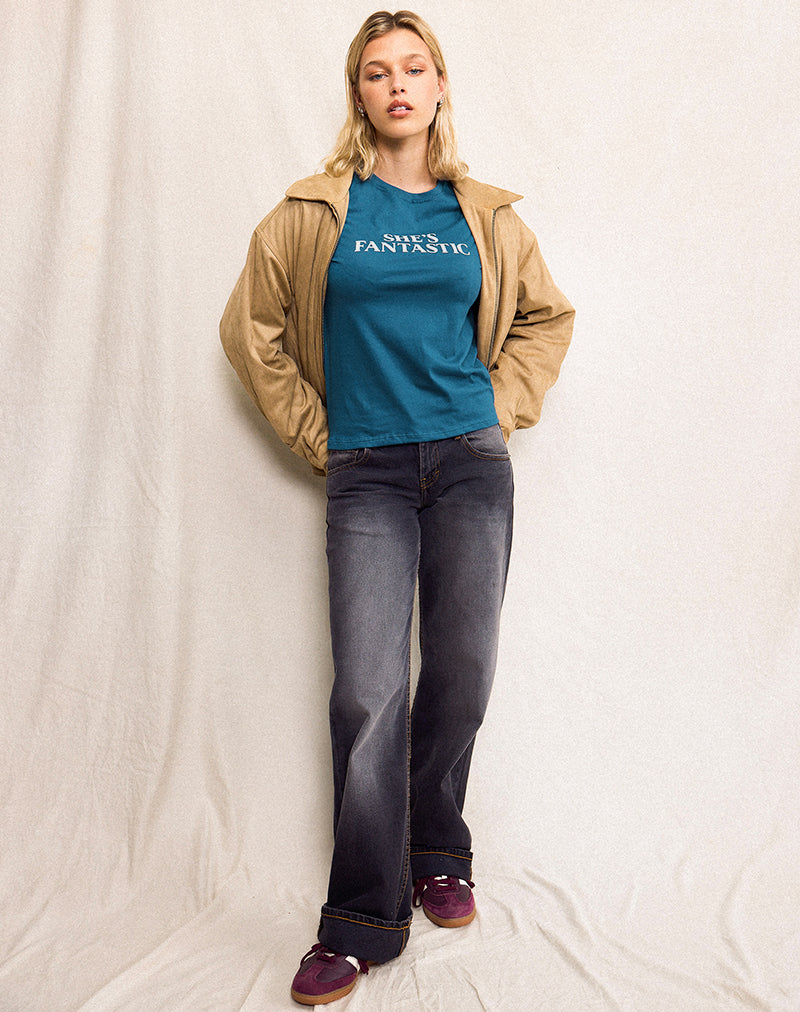 Bild von Saki Tee in mediterranem Blau mit She's Fantastic Slogan