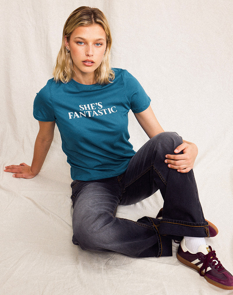 Saki Tee in mediterranem Blau mit She's Fantastic-Slogan