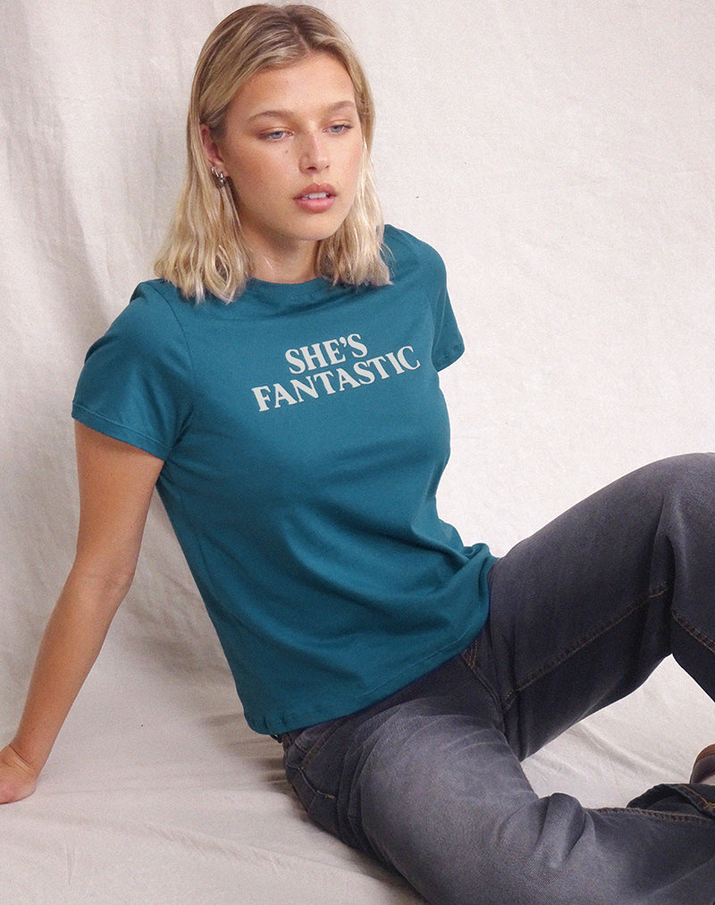 Bild von Saki Tee in mediterranem Blau mit She's Fantastic Slogan