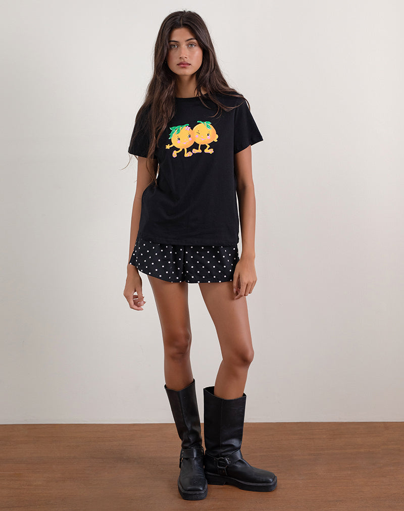 Saki Tee in Schwarz mit aufgedrucktem Squeeze Me Orange