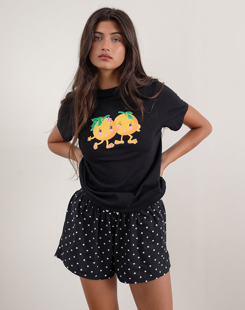 Bild von Saki Tee in Schwarz mit aufgedrucktem Squeeze Me Orange