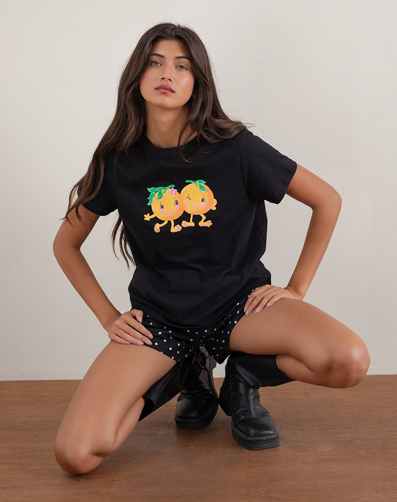 Saki Tee in Schwarz mit aufgedrucktem Squeeze Me Orange