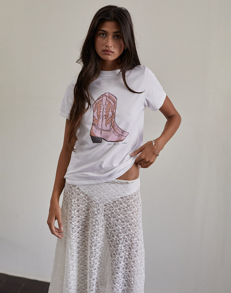 Bild von Saki Tee in Weiß mit rosa Cowboystiefel-Aufdruck