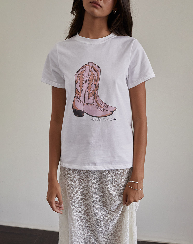 Bild von Saki Tee in Weiß mit rosa Cowboystiefel-Aufdruck
