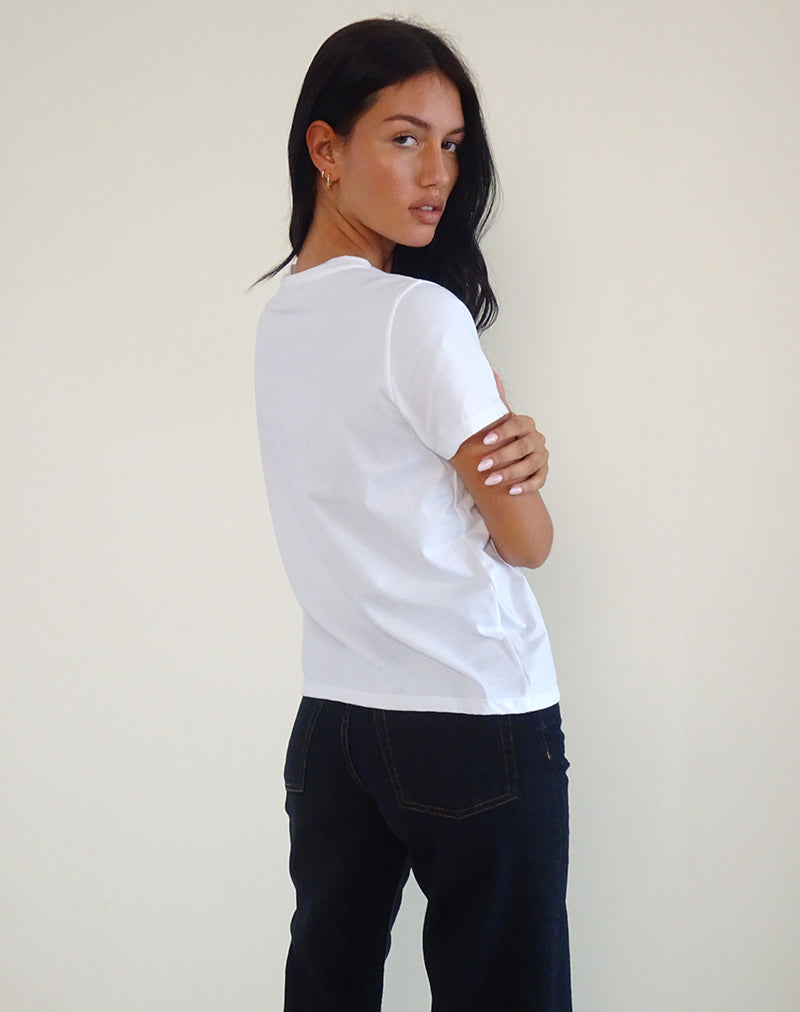 Bild von Saki Tee in Weiß mit rotem Sternzeichen-Aufdruck