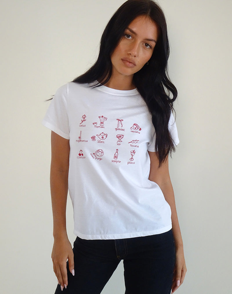 Bild von Saki Tee in Weiß mit rotem Sternzeichen-Aufdruck