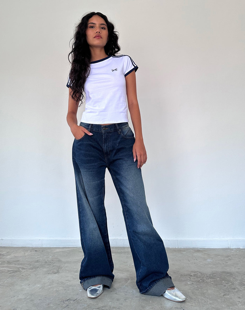 Salda Sporty Tee in Weiß mit marineblauem Einband
