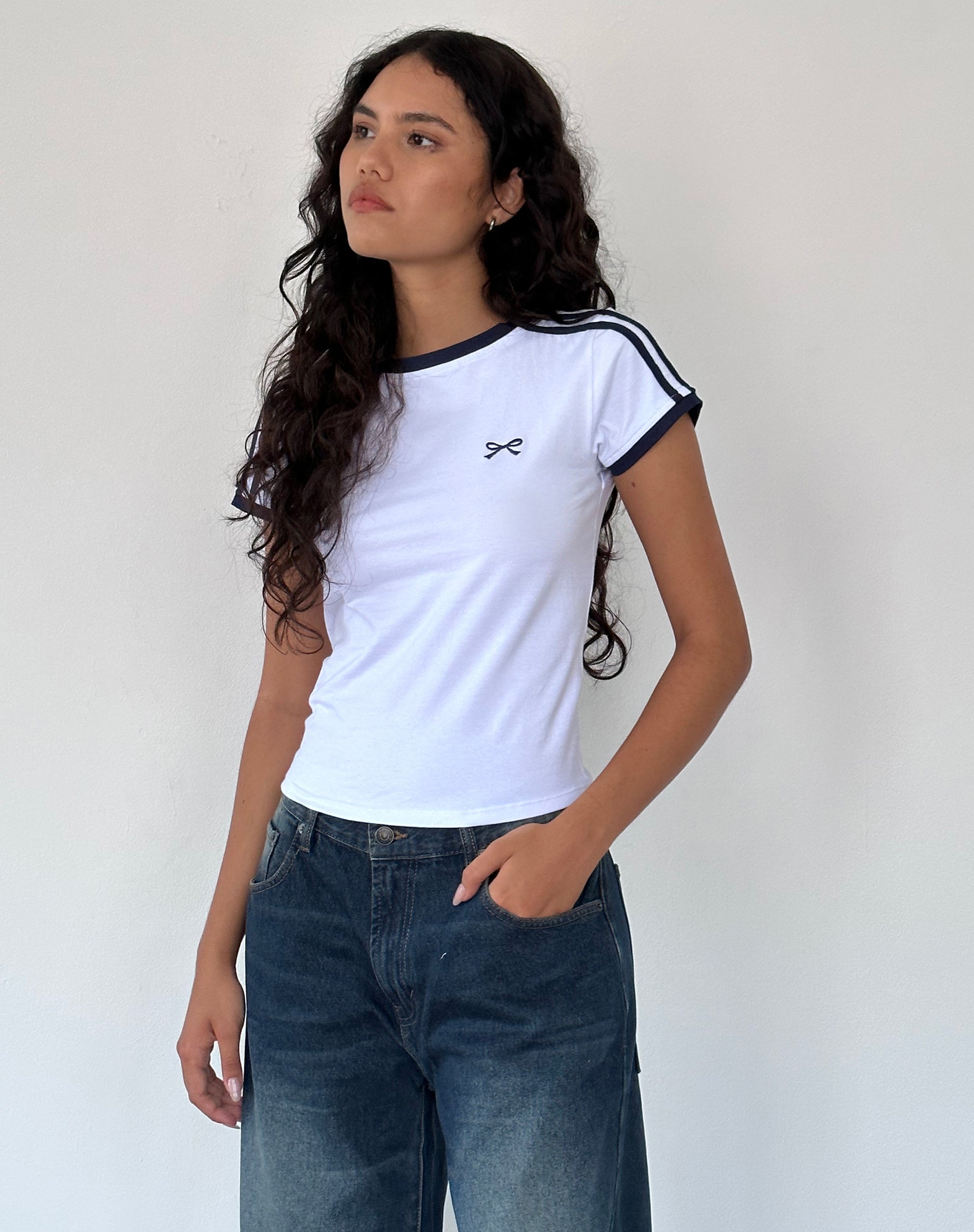 Image of Salda Sporty Tee in Weiß mit marineblauem Einband