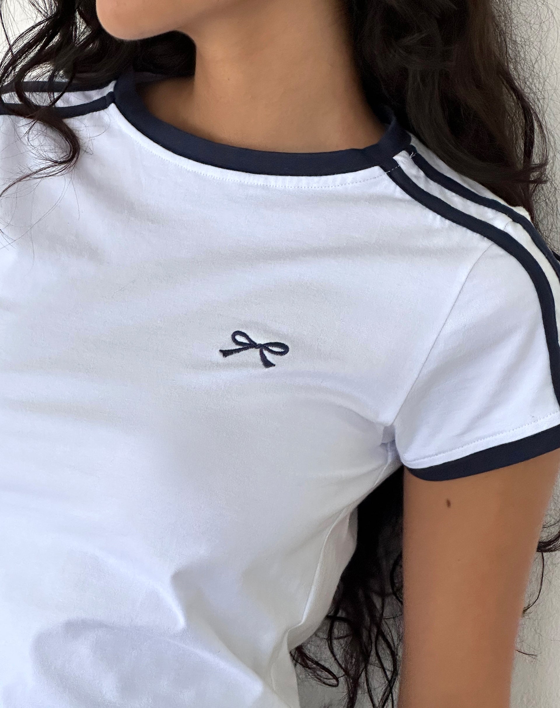 Image of Salda Sporty Tee in Weiß mit marineblauem Einband