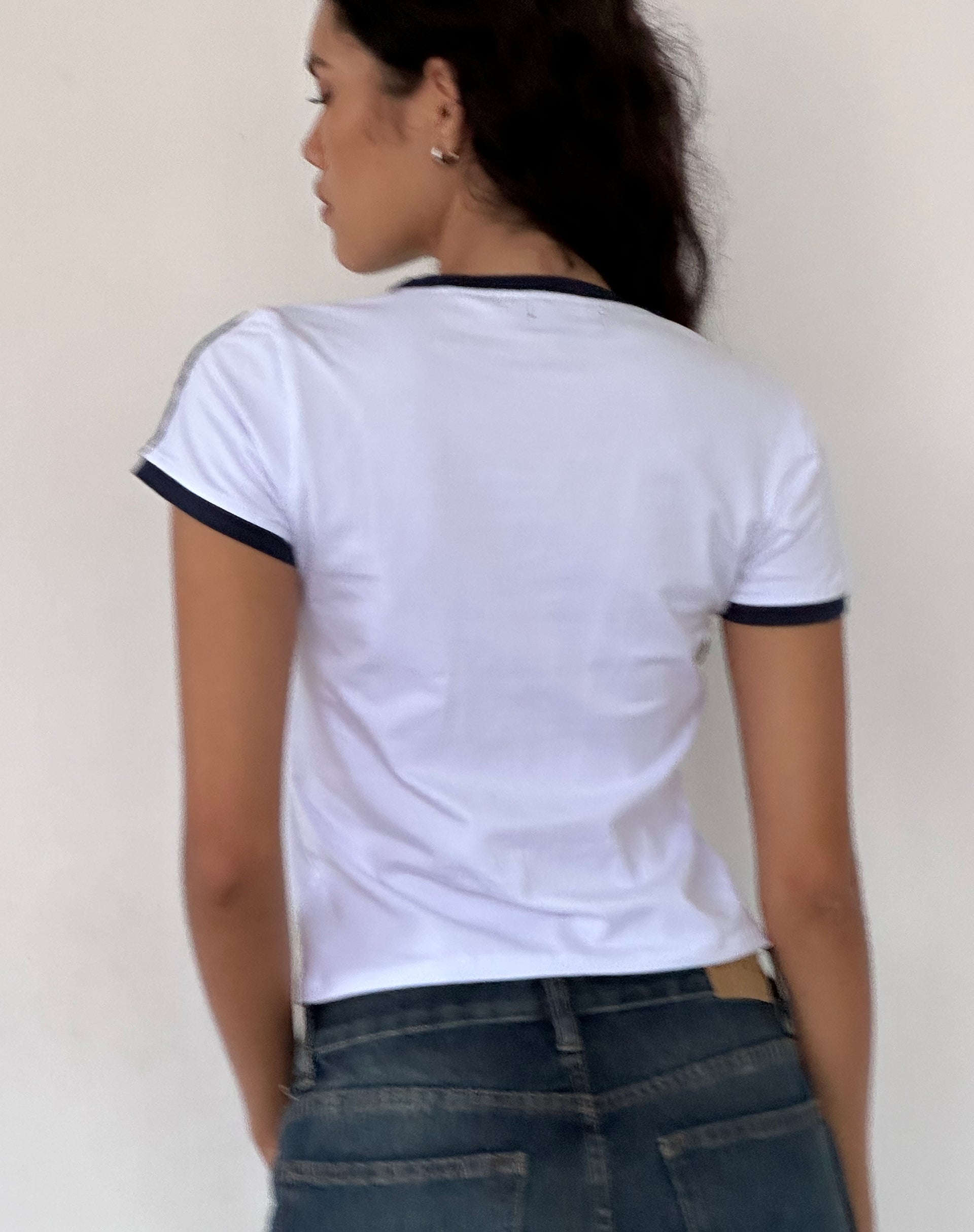 Image of Salda Sporty Tee in Weiß mit marineblauem Einband
