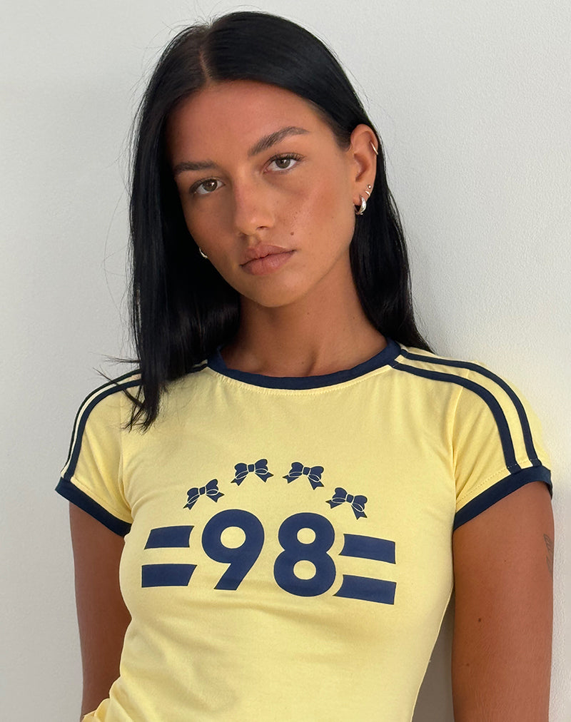 Salda Tee in Limonade mit marineblauem Einband und '98' Emblem