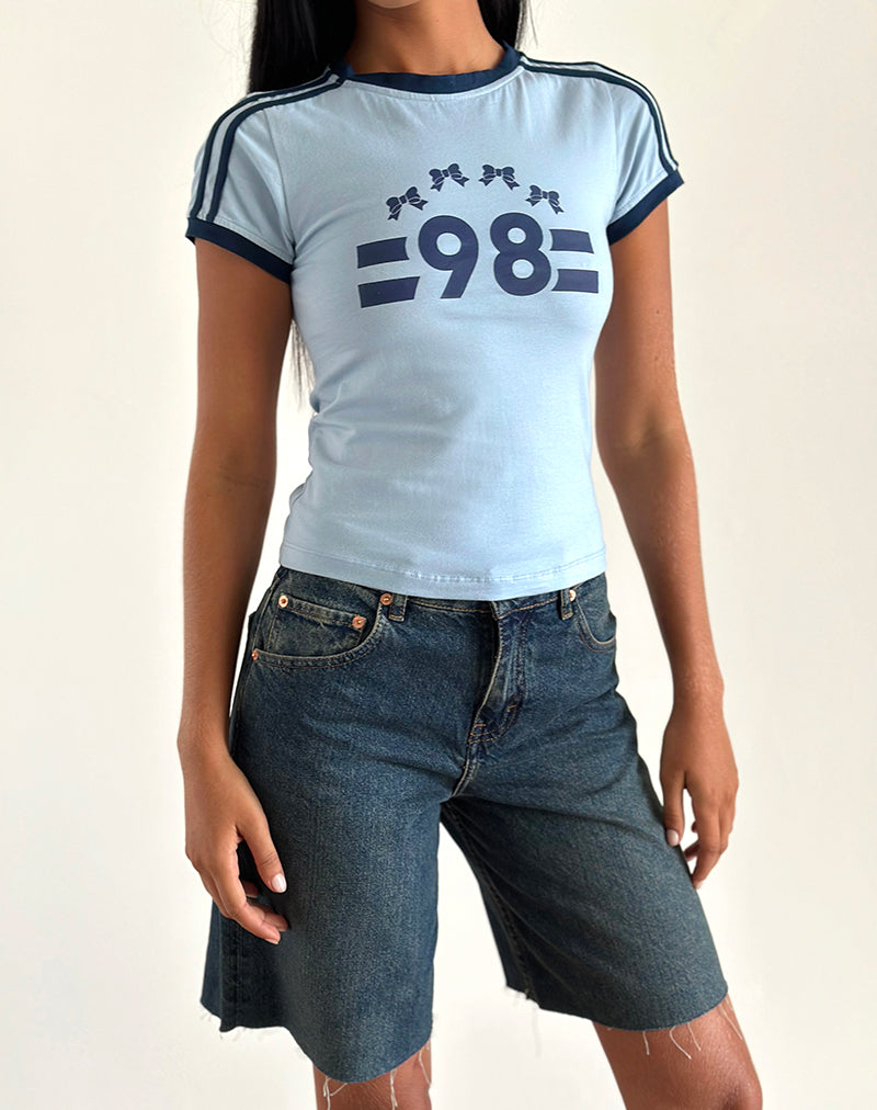 Salda Tee in Nantucket Blau mit marineblauer Bindung und '98' Emblem