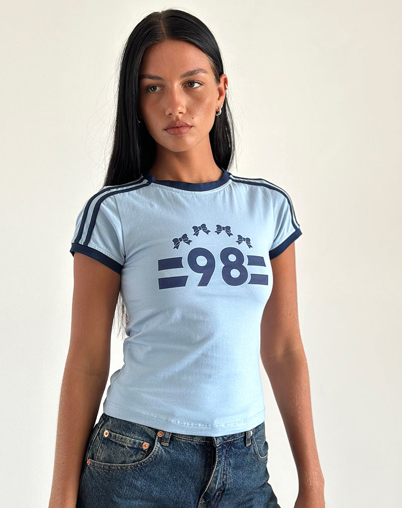 Salda Tee in Nantucket Blau mit marineblauer Bindung und '98' Emblem