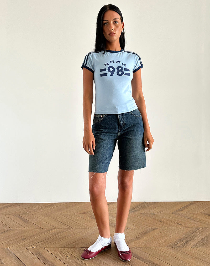 Abbildung des Salda Tee in Nantucket Blau mit marineblauem Einband und '98' Emblem