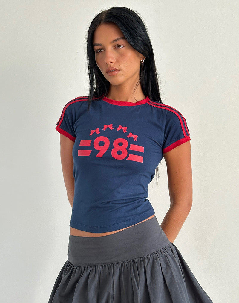 Abbildung des Salda Tee in Navy mit roter Adrenalin-Bindung und '98'-Emblem