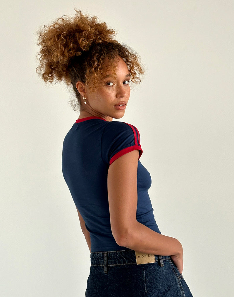 Image of Salda Top in Navy mit rotem Adrenalin-Band und Logo