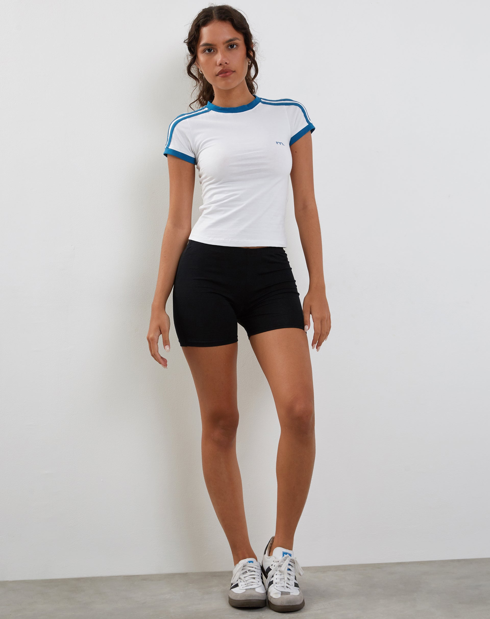 Bild von Salda Fitted Tee mit kontrastierendem Einfassband in Weiß