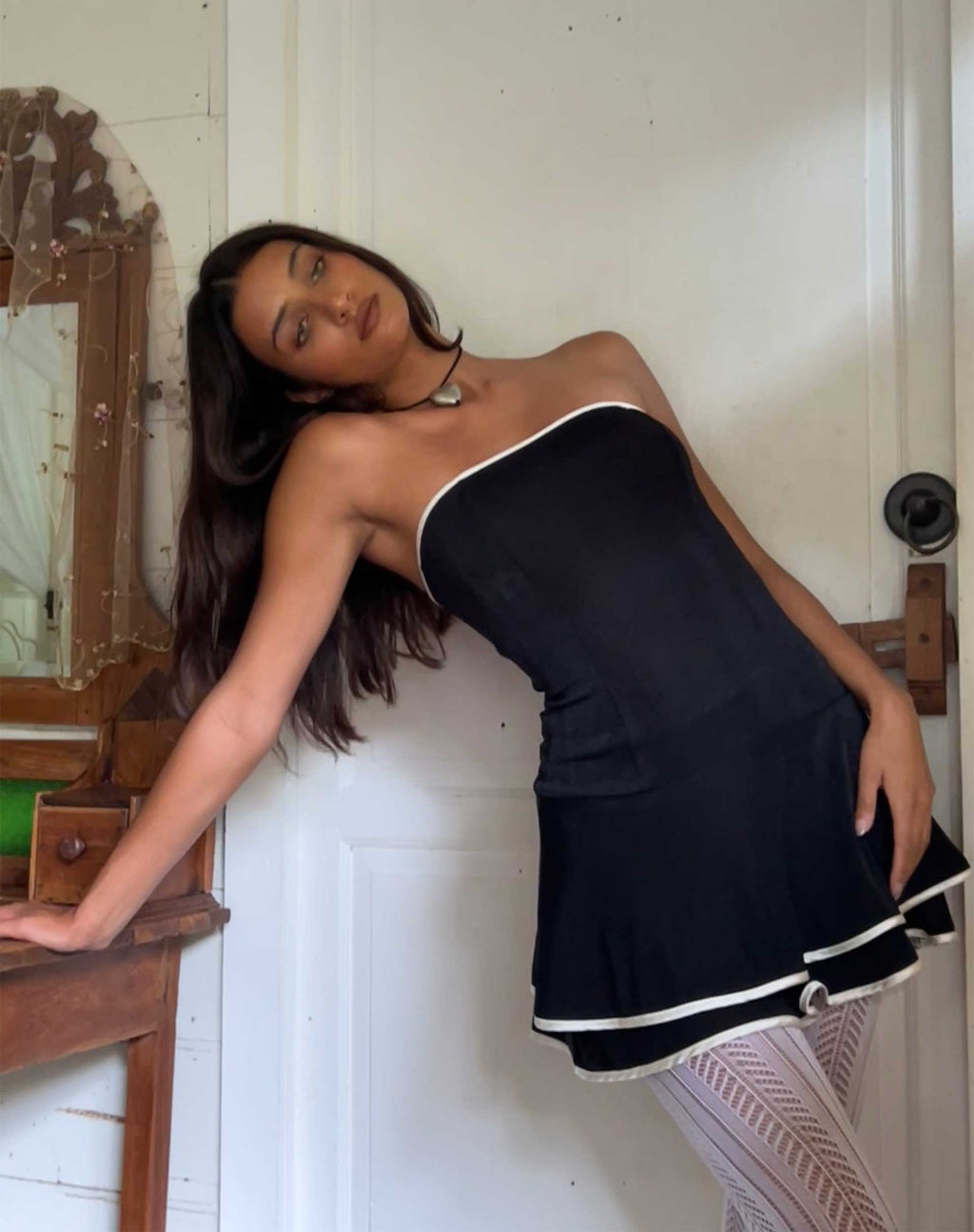 Samira Bandeau-Minikleid in Schwarz mit elfenbeinfarbener Borte