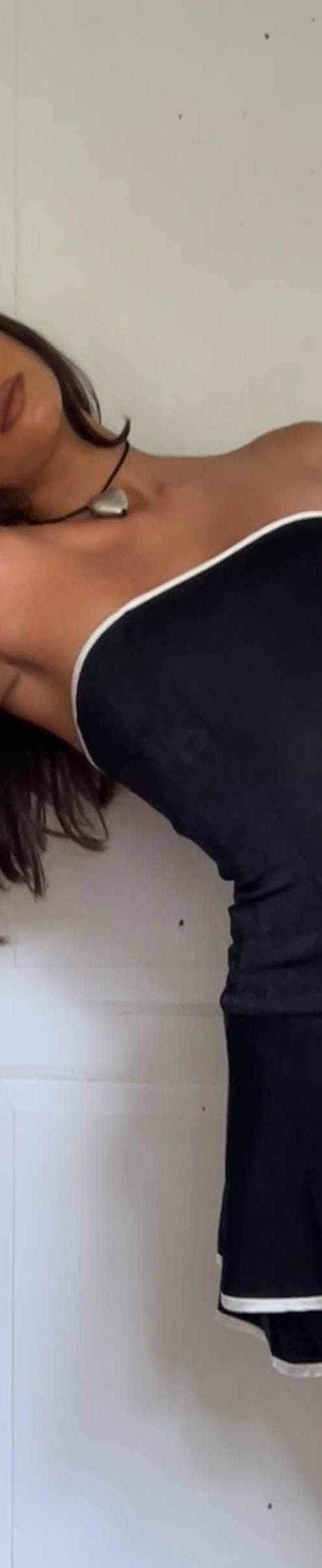 Image of Samira Bandeau-Minikleid in Schwarz mit elfenbeinfarbener Borte