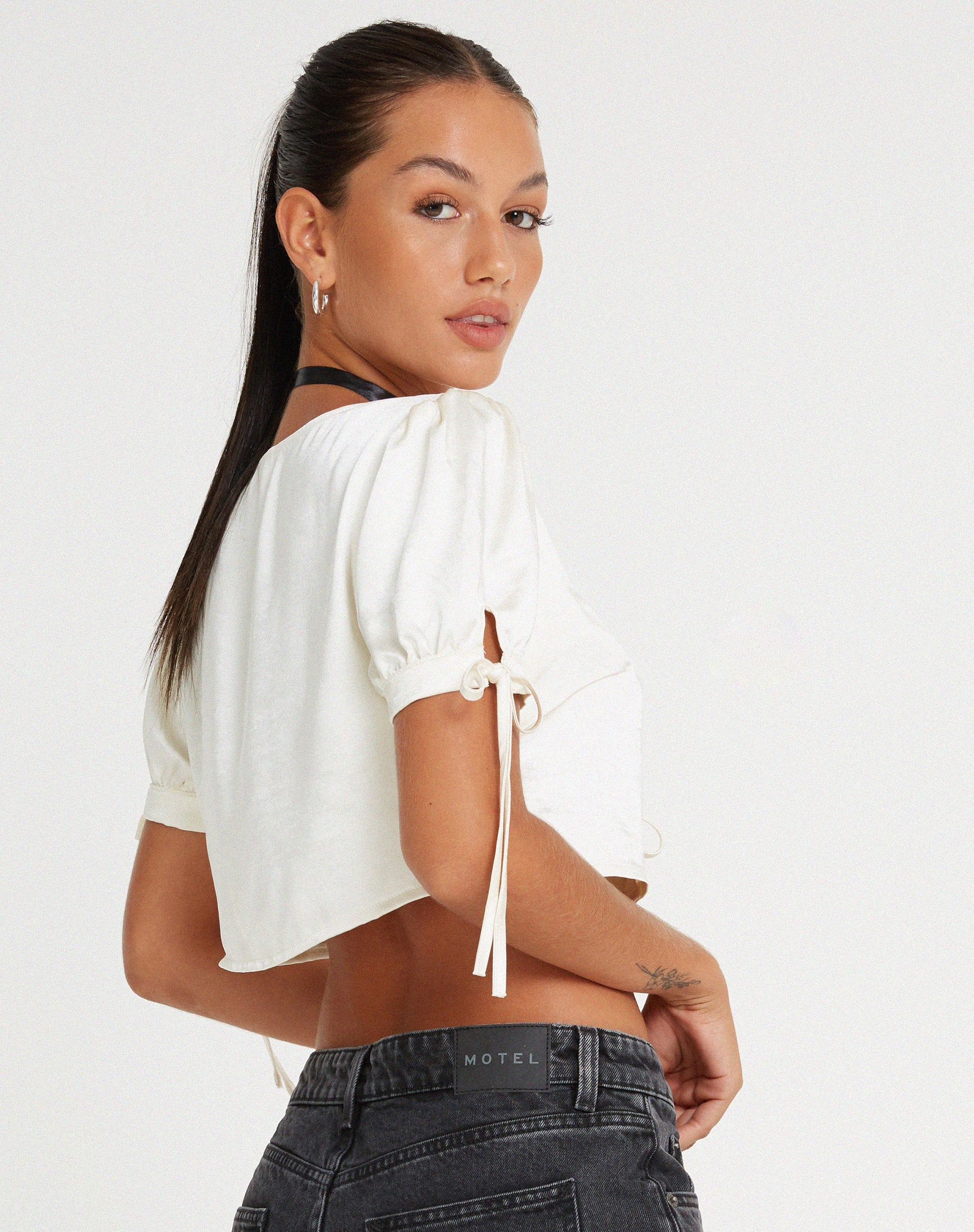 Bild von Sanura Tie Up Crop Top in Satin Elfenbein
