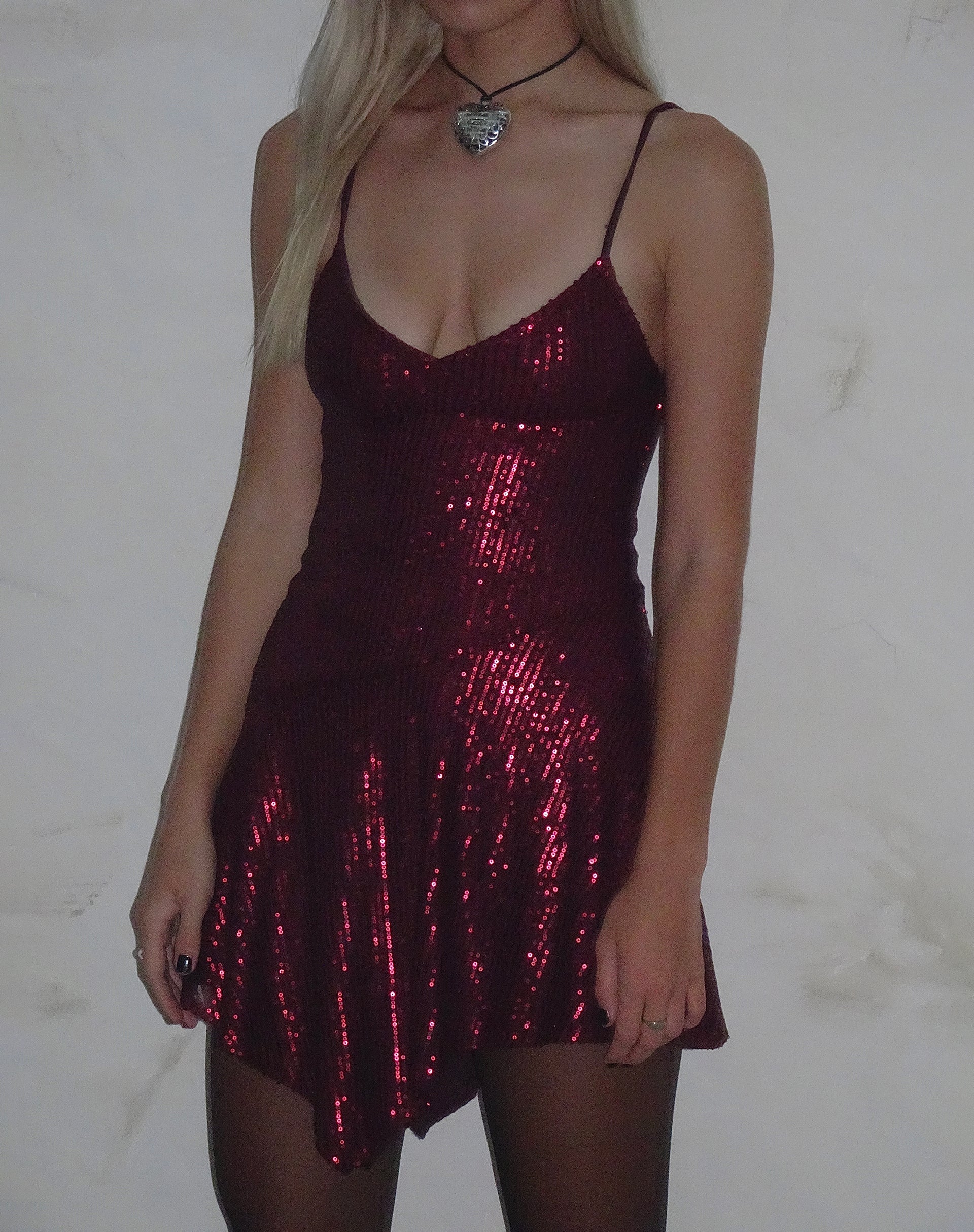 Image of Sarabeth Mini-Kleid mit Wasserfall-Saum in Burgund mit Pailletten