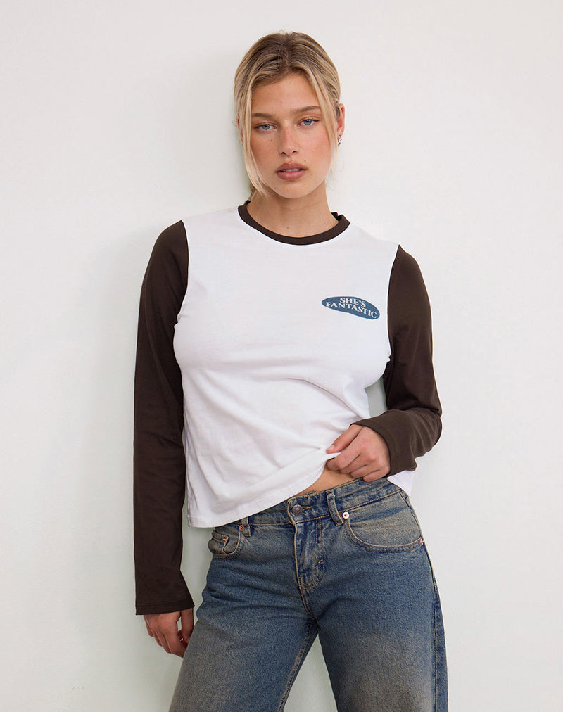 Bild von Sari Top in Weiß und Schokoladenbraun mit She's Fantastic Motiv