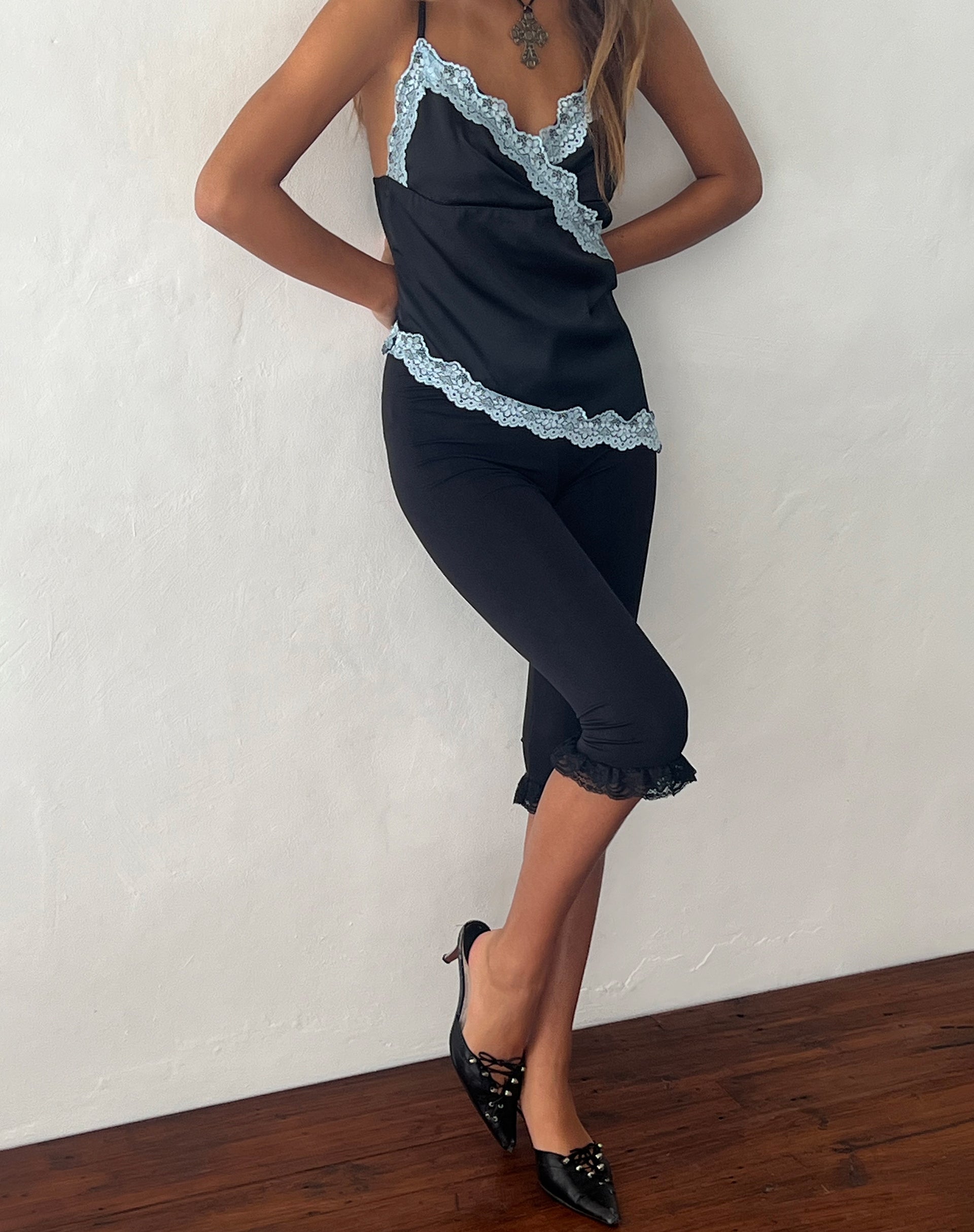 Bild von Satima Cami Top in Schwarz mit blauer Spitze
