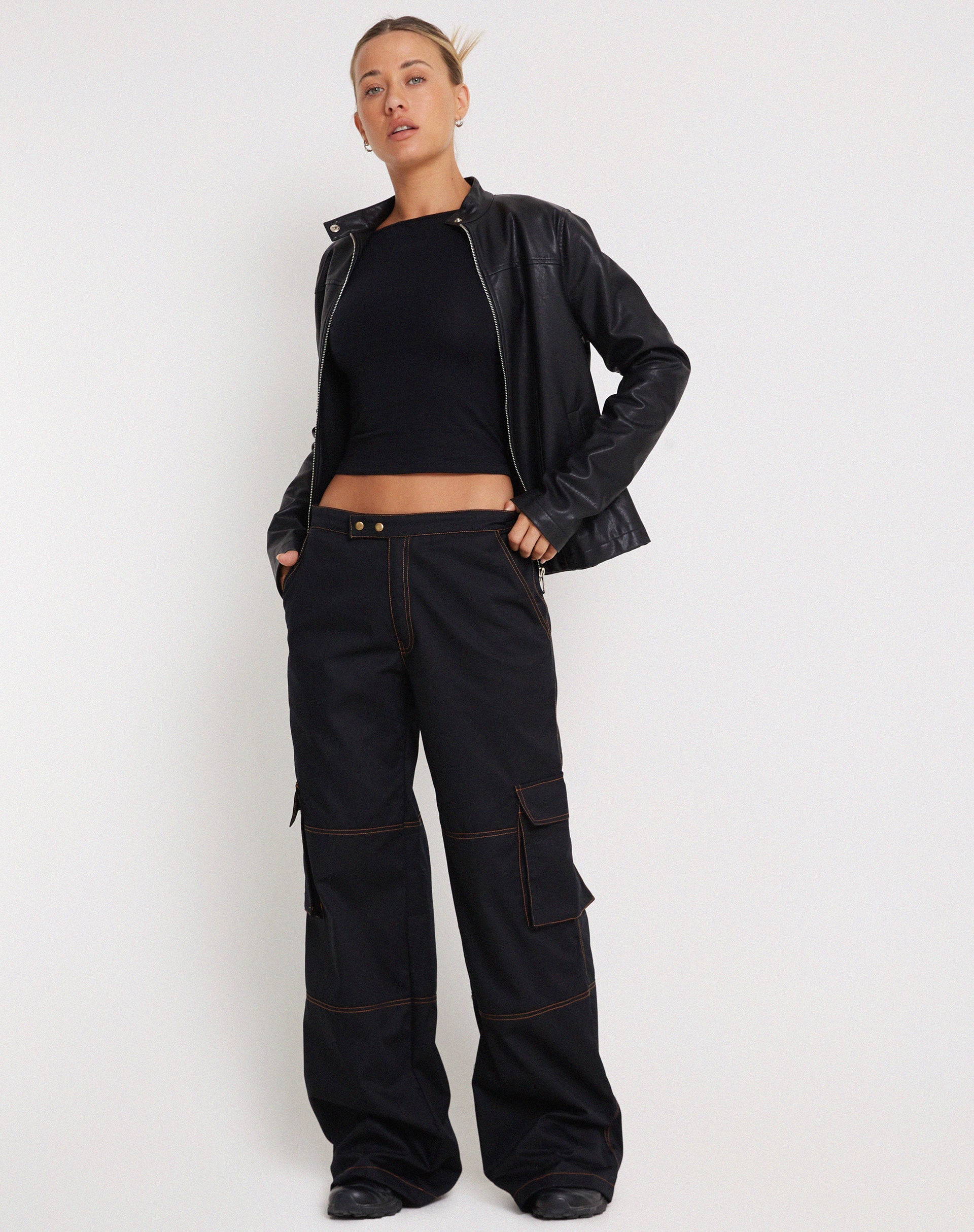 Image of Saul Wide Leg Cargo Trouser in Schwarz mit orangefarbenen Nähten
