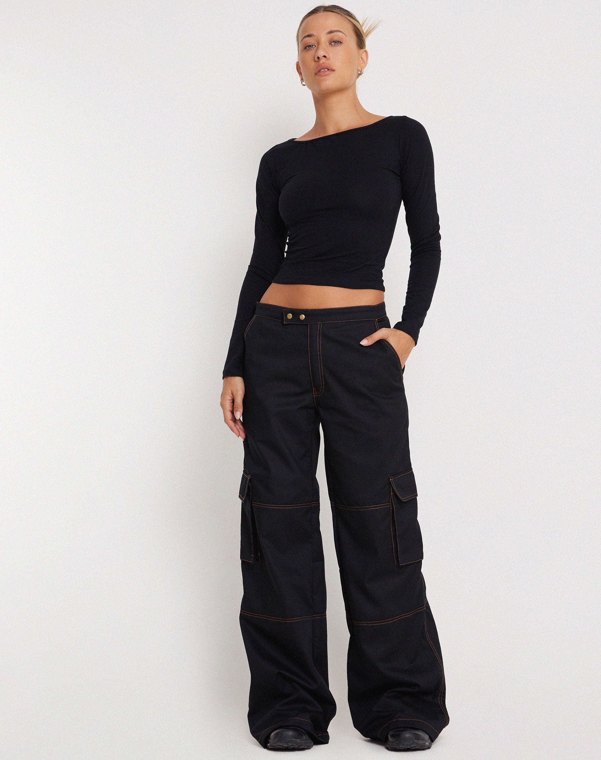 Image of Saul Wide Leg Cargo Trouser in Schwarz mit orangefarbenen Nähten
