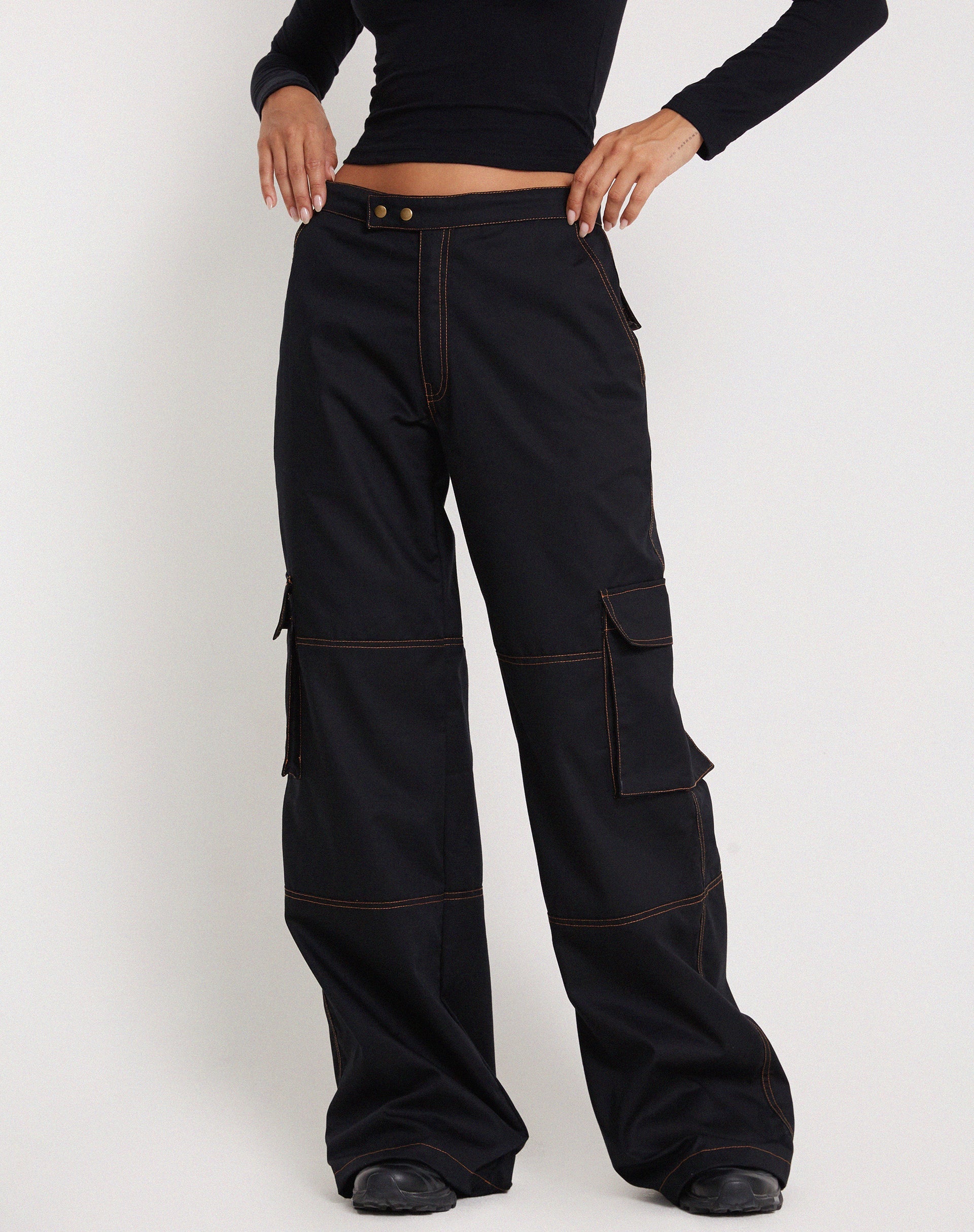 Image of Saul Wide Leg Cargo Trouser in Schwarz mit orangefarbenen Nähten