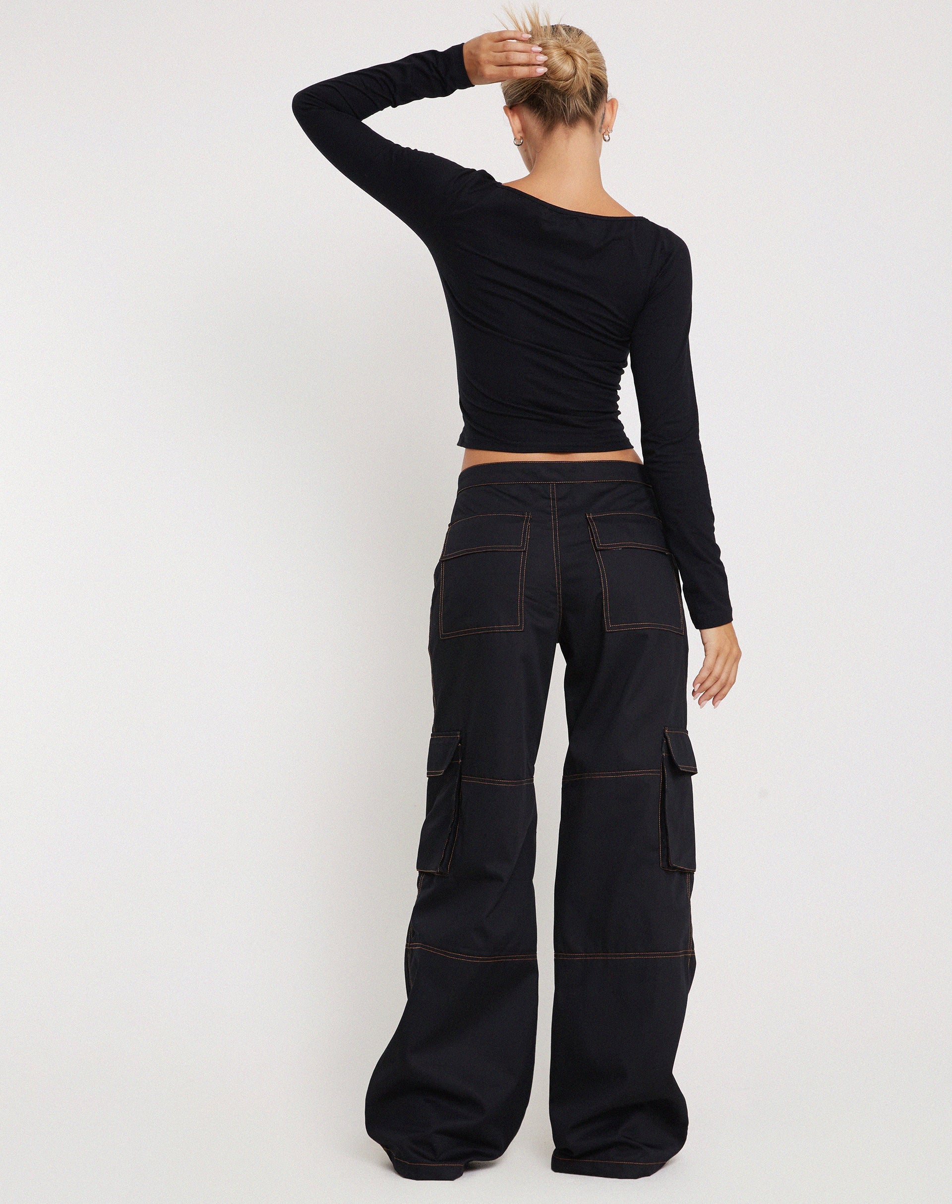 Image of Saul Wide Leg Cargo Trouser in Schwarz mit orangefarbenen Nähten