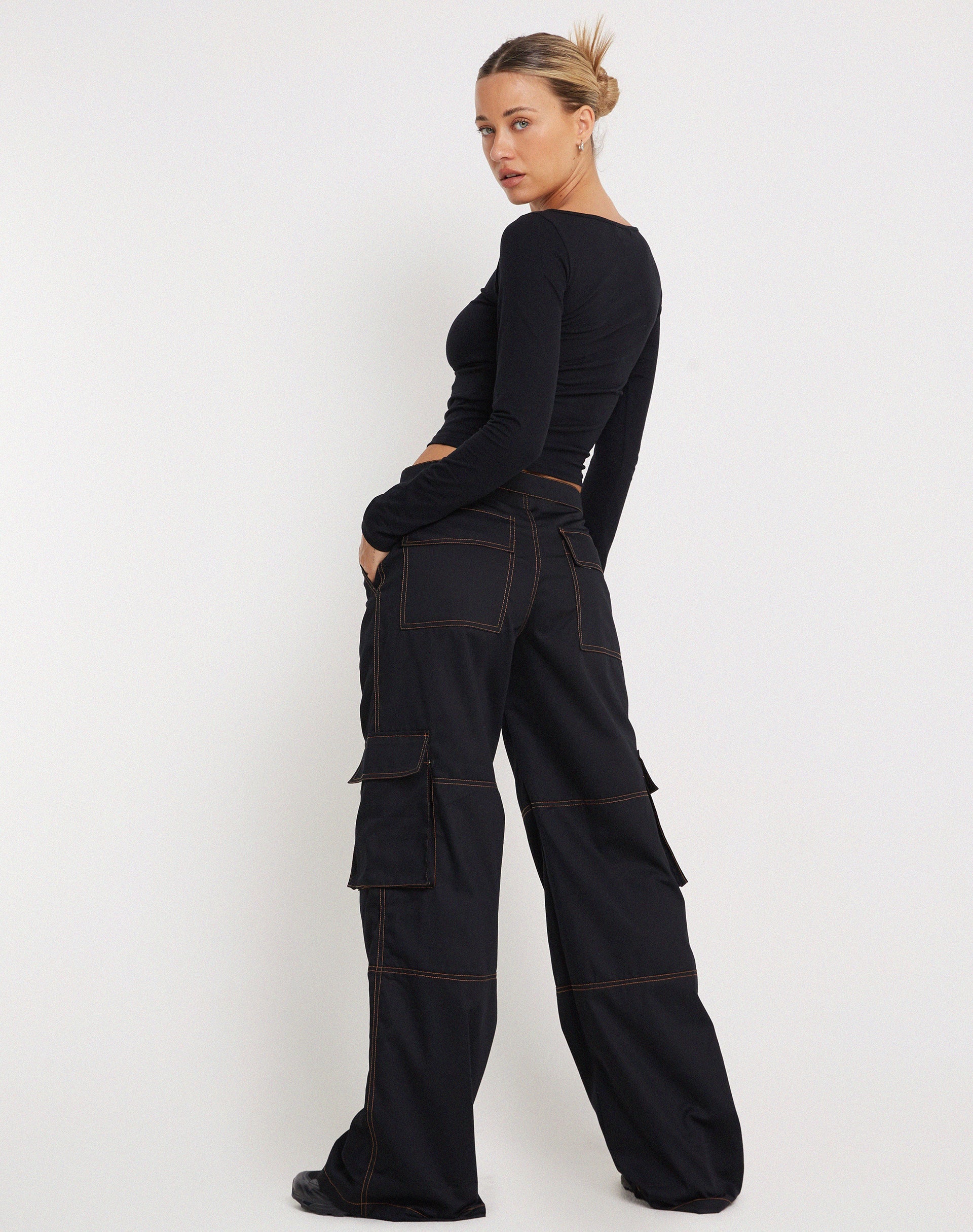 Image of Saul Wide Leg Cargo Trouser in Schwarz mit orangefarbenen Nähten