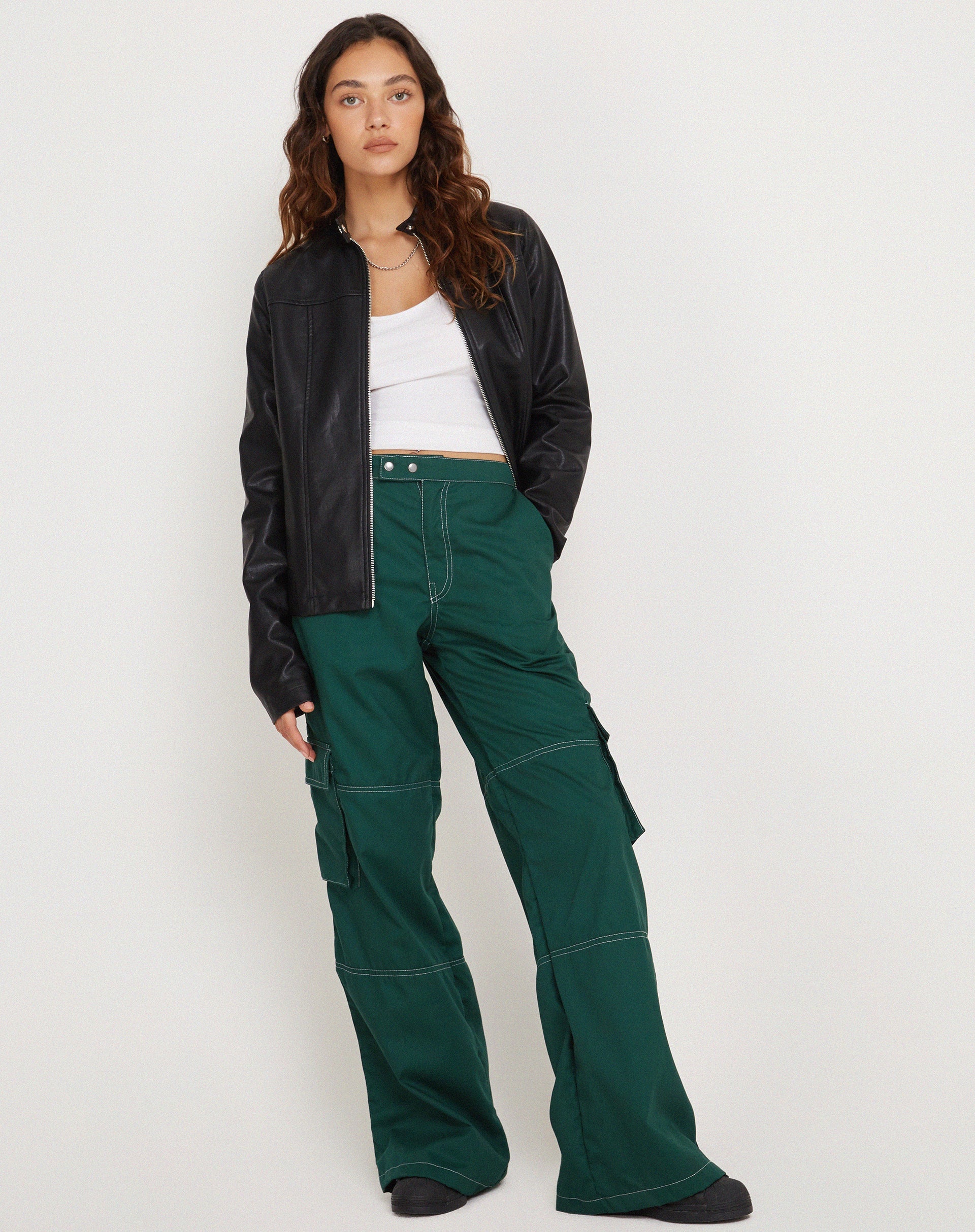 Image of Saul Wide Leg Cargo Trouser in Flaschengrün mit weißen Nähten
