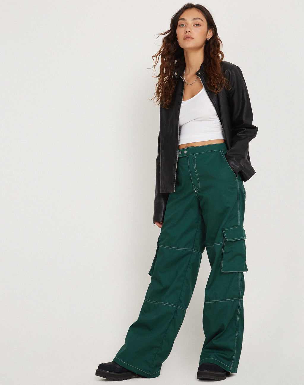 Saul Wide Leg Cargo Trouser in Flaschengrün mit weißen Nähten