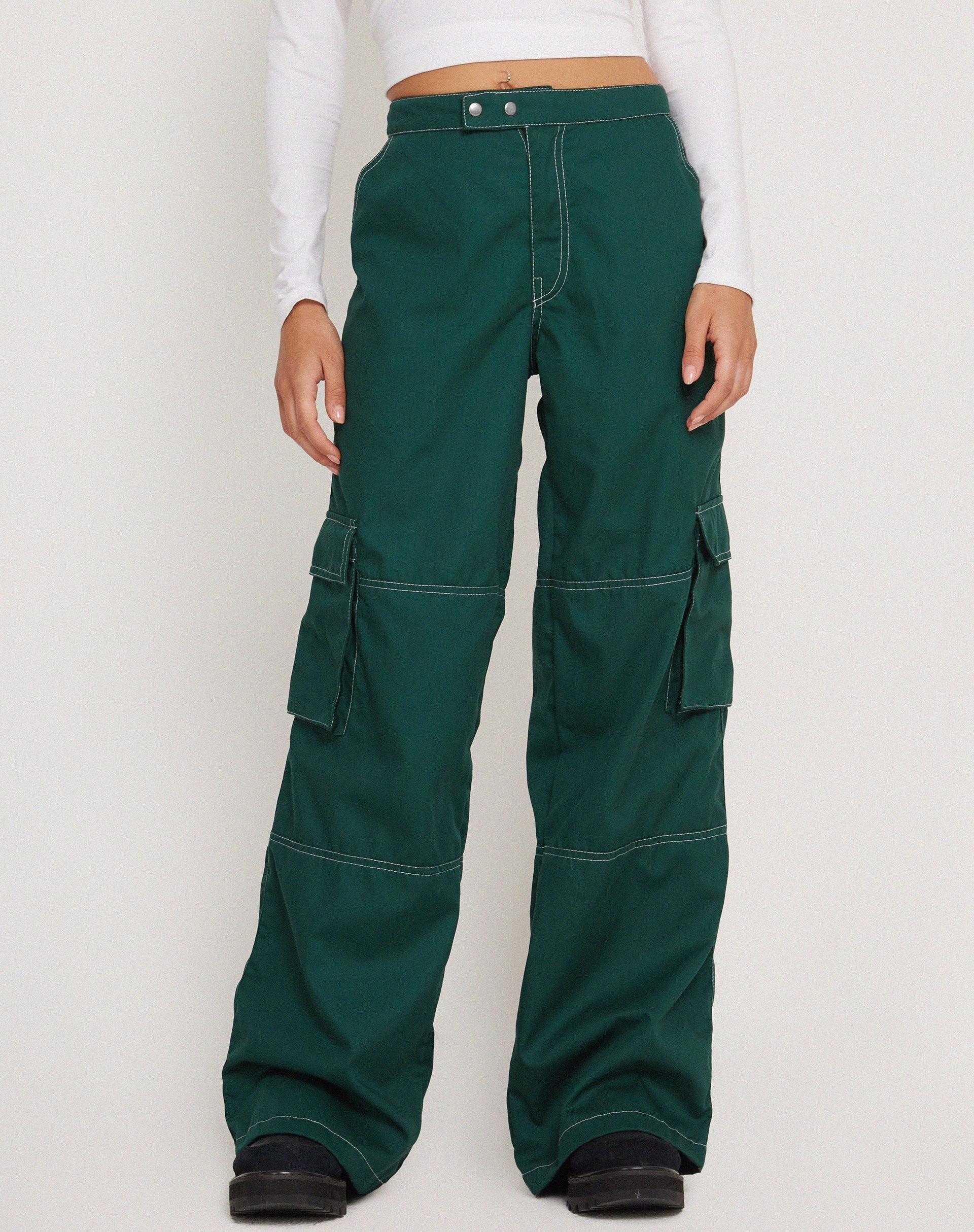 Image of Saul Wide Leg Cargo Trouser in Flaschengrün mit weißen Nähten