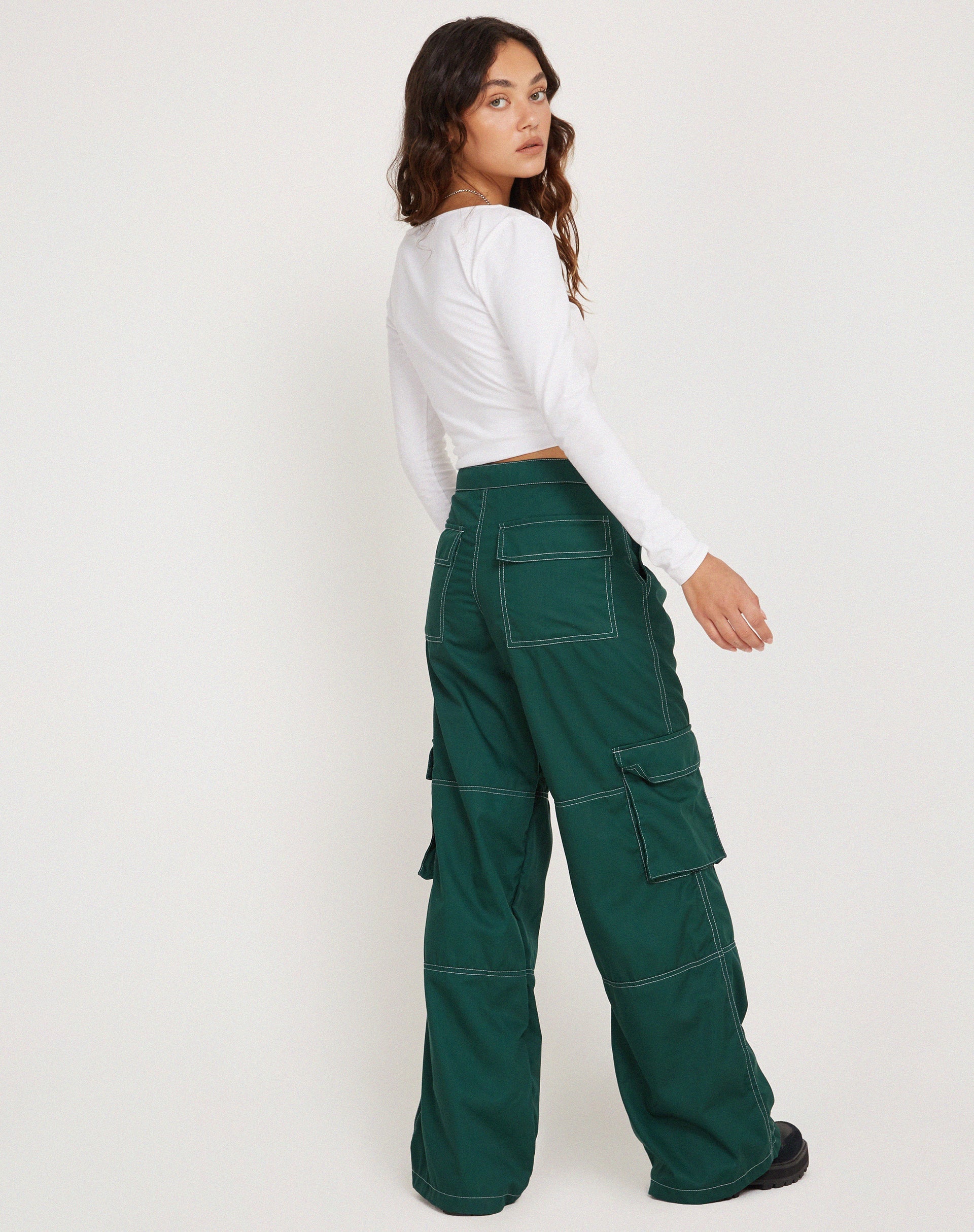 Image of Saul Wide Leg Cargo Trouser in Flaschengrün mit weißen Nähten