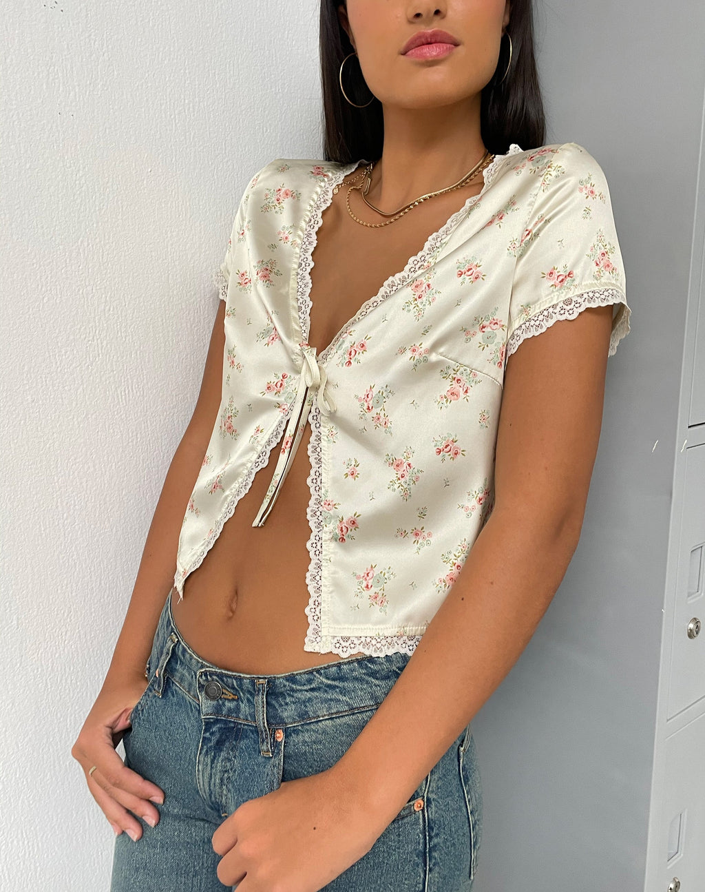 Selene Tie Front Top aus Satin Vintage Rose Garland