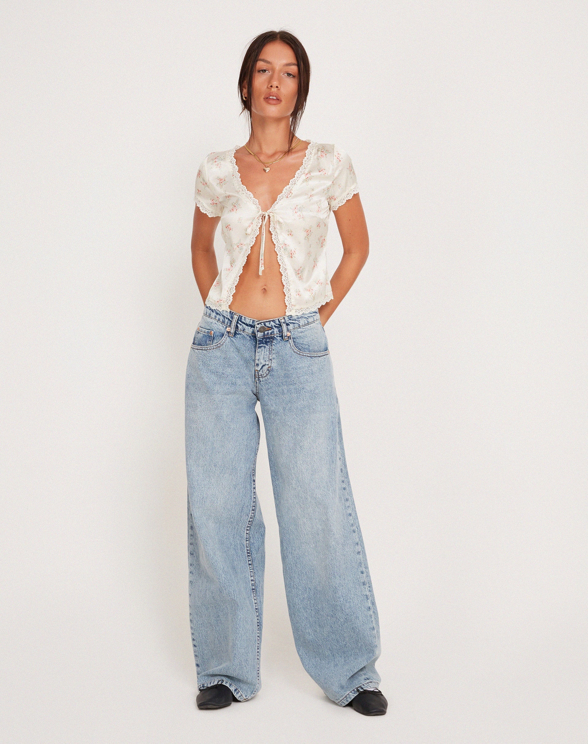 Bild von Selene Tie Front Top in Satin Vintage Rose Girlande